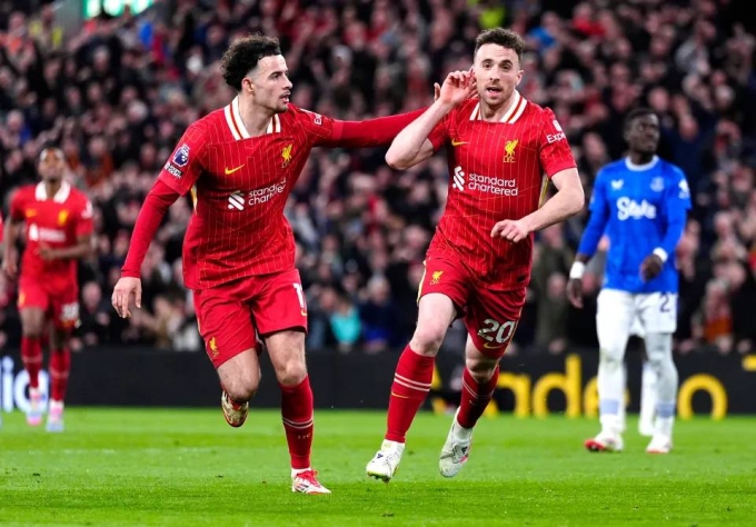 Jota (số 20) mừng bàn cuối cùng khi giúp Liverpool hạ Everton 1-0 hôm 2/4. Ảnh: PA
