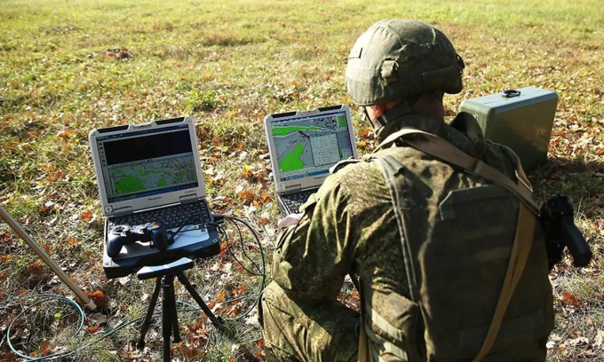 Lính Nga chuẩn bị phóng UAV Tachyon trong cuộc diễn tập năm 2019. Ảnh: RIA Novosti