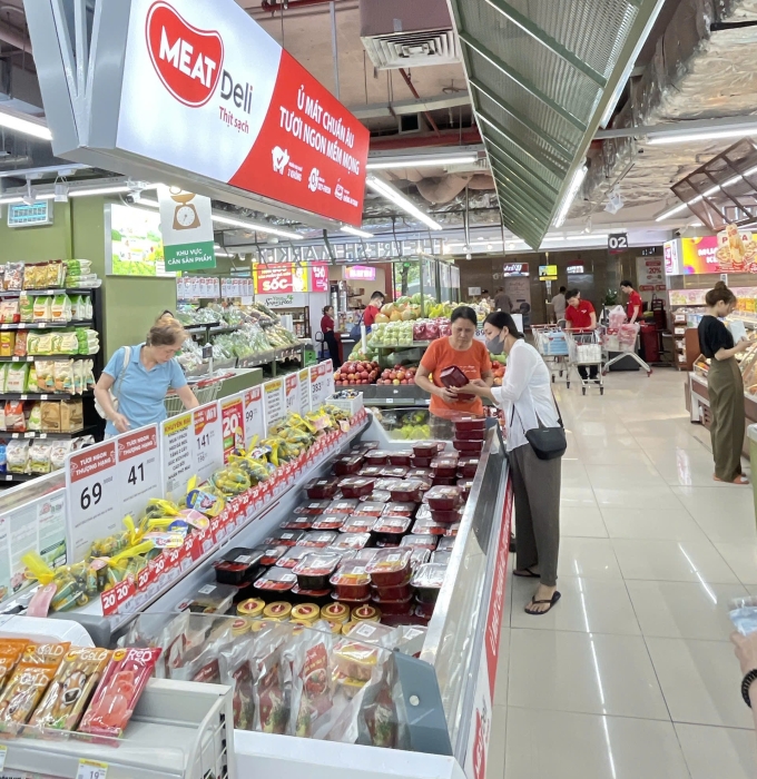 Người tiêu dùng lựa chọn các sản phẩm của đơn vị. Ảnh: WinCommerce