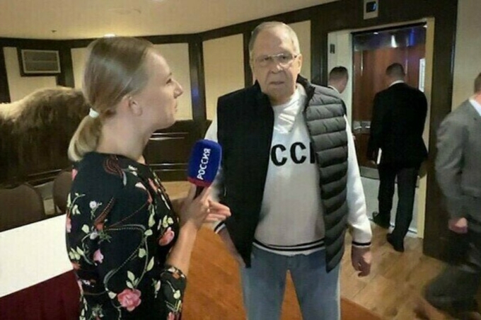 Ngoại trưởng Nga Sergey Lavrov mặc áo có dòng chữ CCCP khi tới Alaska, Mỹ, hôm 15/8. Ảnh: RT