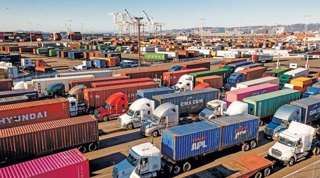 Xe tải tại bến tàu vận chuyển của Cảng Oakland. (Noah Berger/Associated Press)