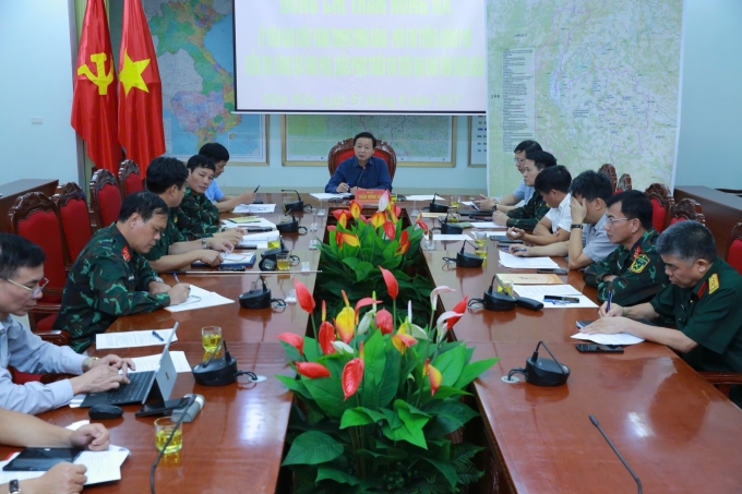 Phó thủ tướng Trần Hồng Hà nghe báo cáo cứu hộ, khắc phục hậu quả do lũ quét, sạt lở tại Điện Biên, chiều 1/8. Ảnh: VGP