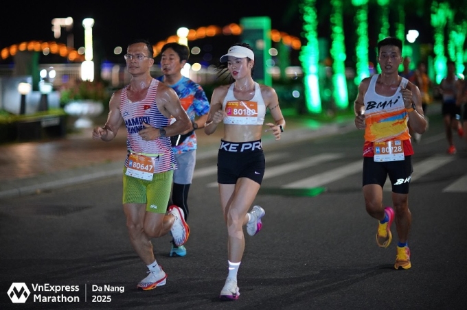 Runner Trần Duyên đội mũ visor trong giải VnExpress Marathon Đà Nẵng 2025. Ảnh: VnExpress Marathon