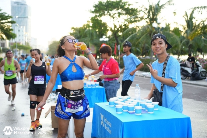 Tại các giải VnExpress Marathon, nước điện giải được bố trí đầy đủ ở các trạm tiếp sức, hỗ trợ runner bù nước và muối khoáng kịp thời. Ảnh: VnExpress Marathon
