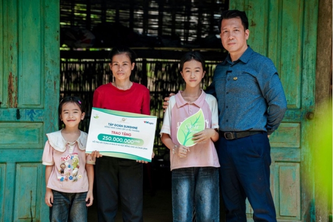 Sunshine Group trao tặng gia đình em Nùng Ngọc Ánh ở thôn Làng Thọc, xã Lục Yên, tỉnh Lào Cai. Ảnh: Sunshine Group