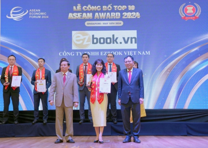 Đại diện Ezbook nhận giải tại lễ công bố top 10 ASEAN Awards 2024. Ảnh: Ezbook