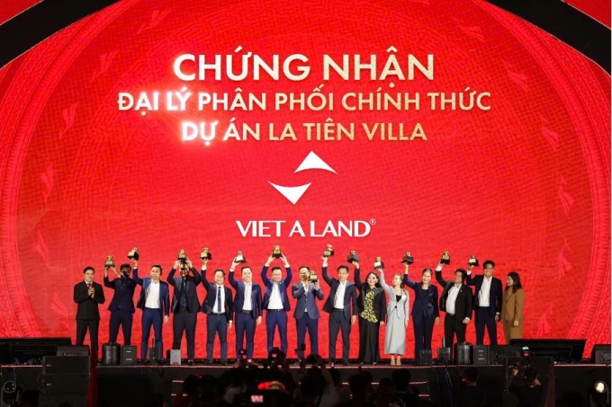 Việt Á Land nhận cup vinh danh đại lý phân phối dự án La Tiên Villa. Ảnh: La Tiên Villa