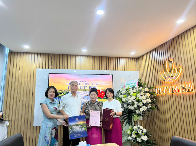 Chủ đầu tư trao giấy chứng nhận quyền sử dụng đất và tài sản gắn liền trên đất cho khách mua tại dự án City Rise, Ảnh: CĐT