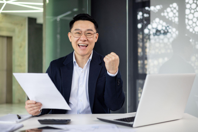 Ông Hoàng Nam tìm kiếm sản phẩm phù hợp cho dòng tiền thường xuyên biến động. Ảnh: Phú Hưng Life