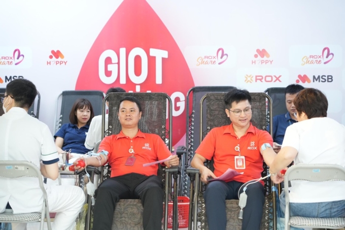 Cán bộ nhân viên ROX Group cùng nhau tham gia hiến máu, lan tỏa yêu thương và trách nhiệm chủ động với cộng đồng. Ảnh: ROX Group