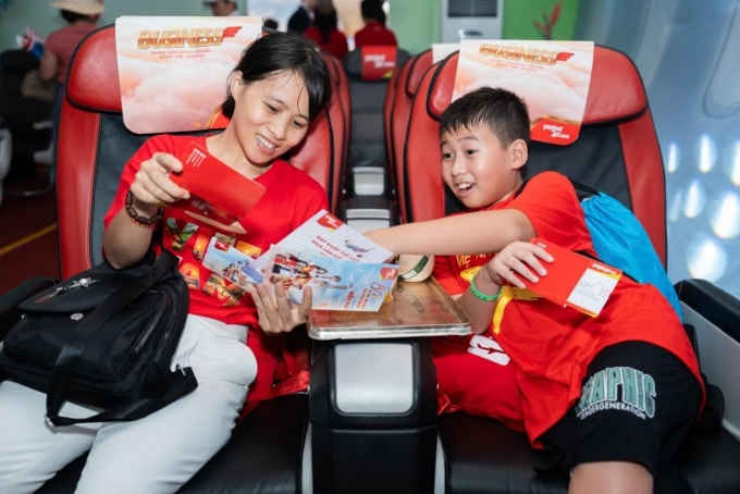 Khách tham quan được trải nghiệm khoang máy bay mô phỏng như thật của Vietjet tại Triển lãm. Ảnh: Vietjet