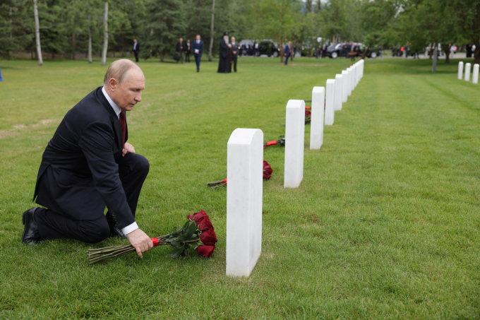 Tổng thống Nga Vladimir Putin quỳ gối, đặt hoa tưởng nhớ các liệt sĩ Hồng quân Liên Xô tại Nghĩa trang Căn cứ Richarson, Anchorage, Alaska, ngày 15/8. Ảnh: AFP