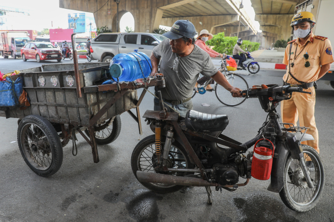 CSGT TP HCM trong lần ra quân xử lý xe cũ nát tại khu vực cầu vượt Bình Phước (TP Thủ Đức cũ). Ảnh: Quỳnh Trần