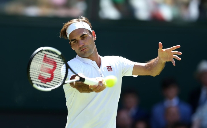 Cú bắt tay với Uniqlo năm 2018 mang lại cho Federer 300 triệu USD đồng thời mở ra cơ hội cho anh đầu tư vào hãng giày On. Ảnh: AP