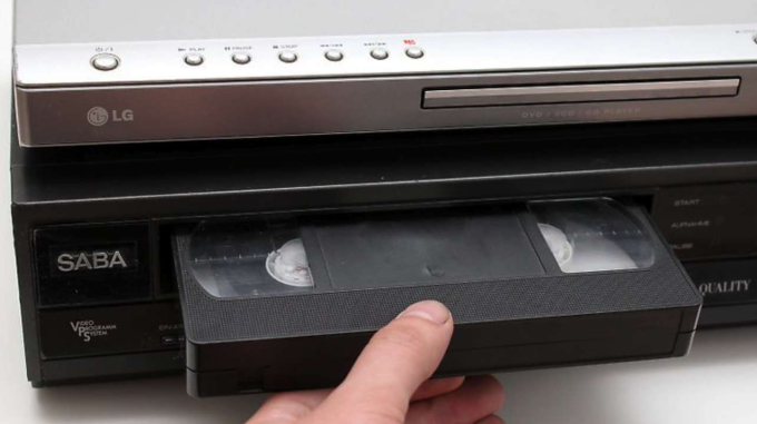 Một mẫu đầu băng VHS (dưới) và đầu CD (trên). Ảnh: Knowtechie