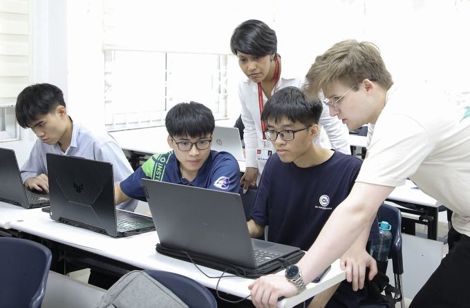 Sinh viên trường Đại học Công nghệ và Đại học South Wales (Vương quốc Anh) giao lưu trong một sự kiện diễn ra tuần trước. Ảnh: VNU-UET