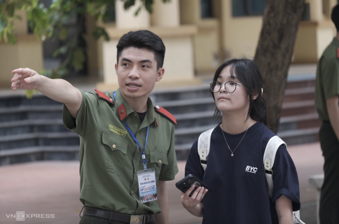 Học viên Học viện An ninh nhân dân hướng dẫn thí sinh ở kỳ thi đánh giá hôm 6/7. Ảnh: Dương Tâm