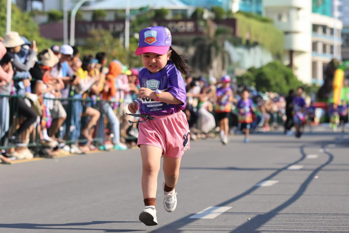 Một em nhỏ tham dự Kun Marathon Nha Trang 2024. Ảnh: VnExpress Marathon