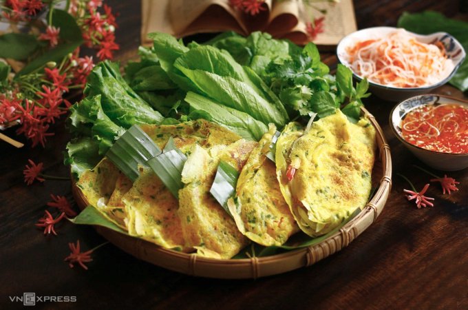 Bánh xèo miền Tây ăn kèm với các loại rau đa dạng. Ảnh: Thanh Pham