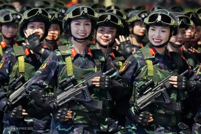 Khối nữ Biệt động vẫy chào người dân trên đường Văn Cao trong đêm sơ duyệt 27/8. Ảnh:Tùng Đinh