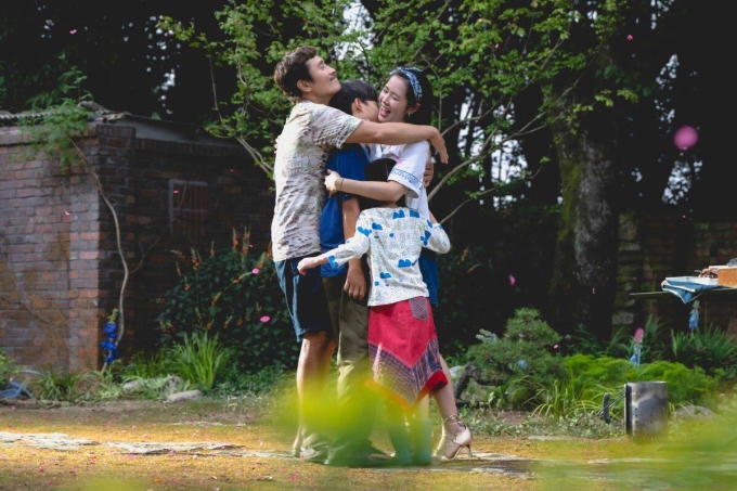 Lee Byung Hun (trái) và Son Ye Jin (phải) lần đầu đóng vai vợ chồng trên màn ảnh. Ảnh: CJ ENM