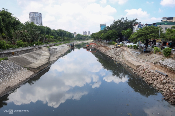 Sông Tô Lịch với nước màu đen kịt và mùi hôi thối nồng nặc thường ngày. Ảnh chụp đầu tháng 7/2025. Ảnh: Việt An