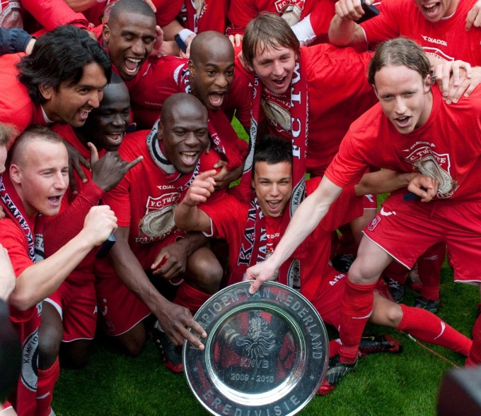 Stam (phải) mừng chức vô địch Hà Lan cùng Twente Enschede năm 2010. Ảnh: Gelderlander