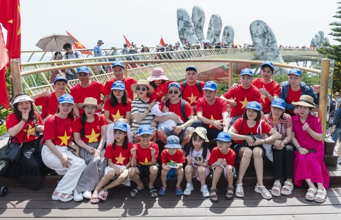Du khách check-in Cầu Vàng, một trong những biểu tượng của Đà Nẵng. Ảnh: Sun World Ba Na Hills