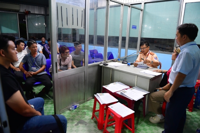 CSGT kiểm tra hồ sơ học viên trước phần thi thực hành. Ảnh: Thanh Tùng