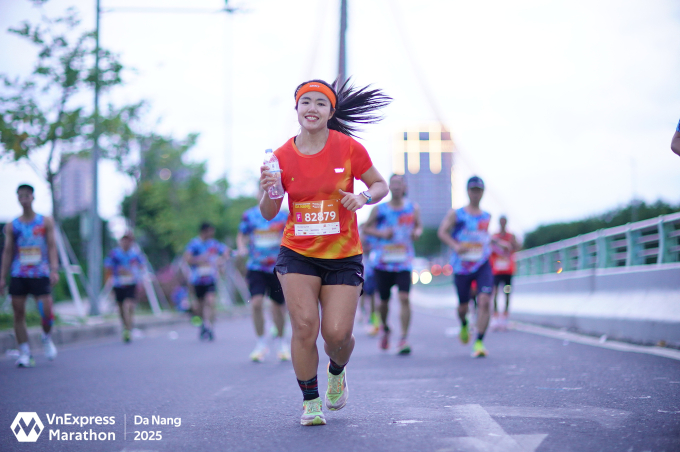 Nữ runner tham gia cự ly 21km tại VnExpress Marathon Đà Nẵng 2025. Ảnh: VnExpress Marathon