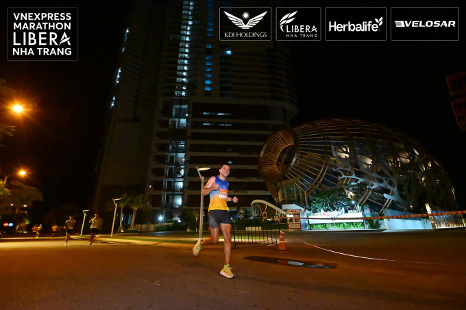 Ryabushkin Evgeny chạy qua Nhà hát Đó - công trình biểu tượng của Nha Trang. Ảnh: VnExpress Marathon