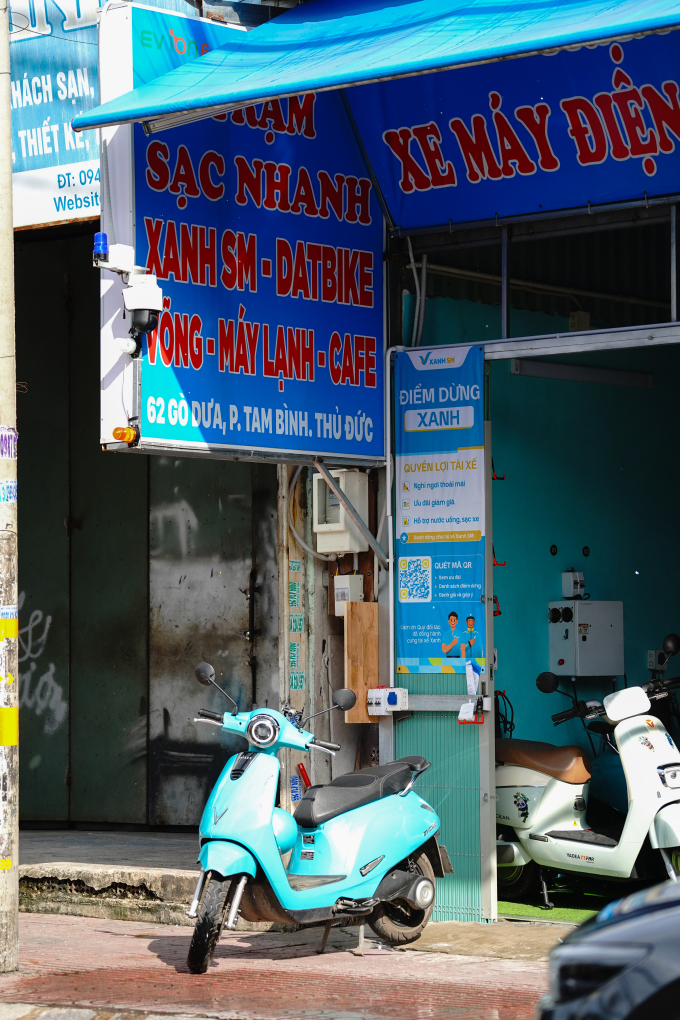 Một điểm sạc cho xe máy điện kết hợp cà phê ở TP HCM. Ảnh: Phạm Trung