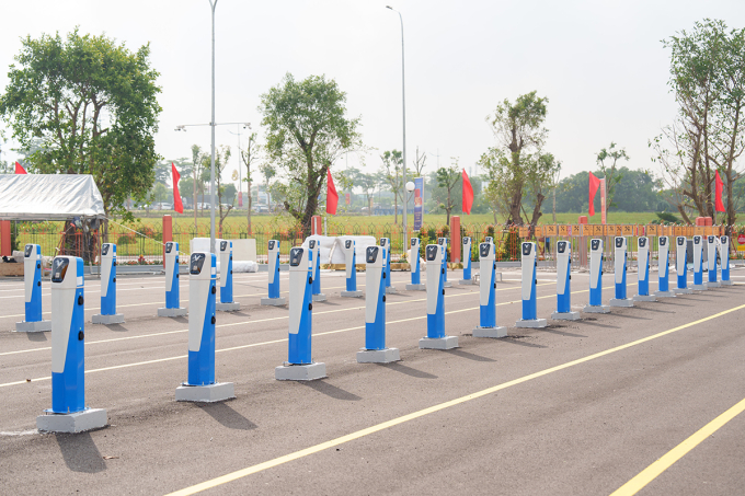 Các trụ sạc chuyên dụng cho xe máy điện. Ảnh: Tuấn Vũ