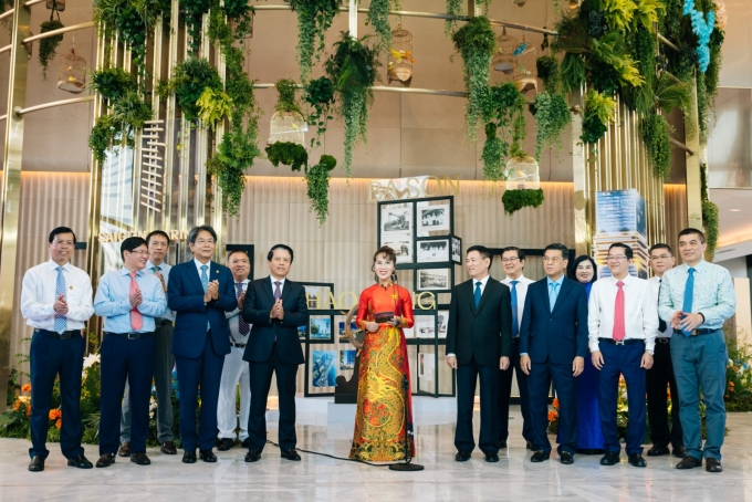 TS. Nguyễn Thị Phương Thảo (giữa) cùng lãnh đạo Chính phủ, ban, ngành bên trong công trình. Ảnh: Quỳnh Trần