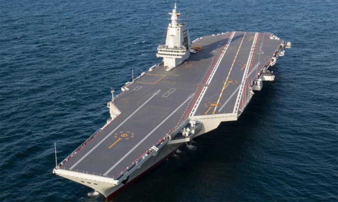 Tàu sân bay Phúc Kiến thử nghiệm trên biển hồi năm 2024. Ảnh: Xinhua
