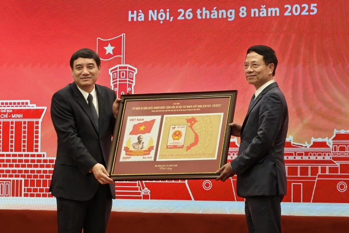 Nguyễn Đắc Vinh, Chủ nhiệm Ủy ban Văn hóa, Xã hội (người bên trái), đại diện các cơ quan Quốc hội nhận bức tranh tem từ Bộ trưởng Khoa học và Công nghệ Nguyễn Mạnh Hùng (người bên phải). Ảnh: Trọng Đạt