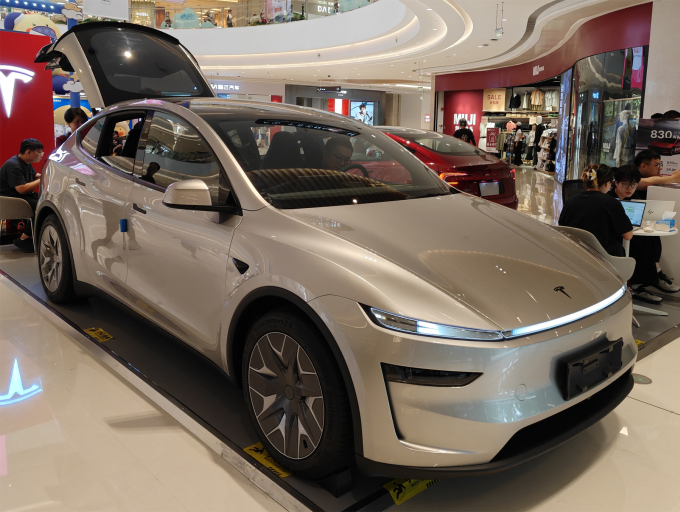 Xe điện Tesla Model L trưng bày tại một trung tâm mua sắm ở Trung Quốc. Ảnh: SEC