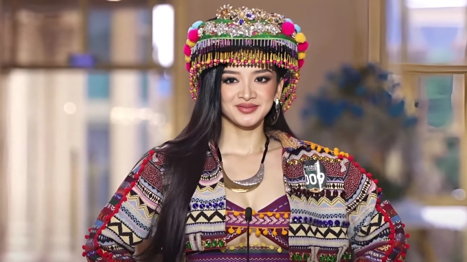 Thí sinh Đinh Y Quyên mặc trang phục màu sắc, đi cùng với đạo cụ là tiếng cồng, chiêng của vùng đất đại ngàn.