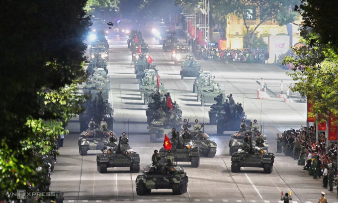 Xe tăng T-54B cải tiến, T-55, T-90SK, T-62 trên đường Hùng Vương. Ảnh:Giang Huy
