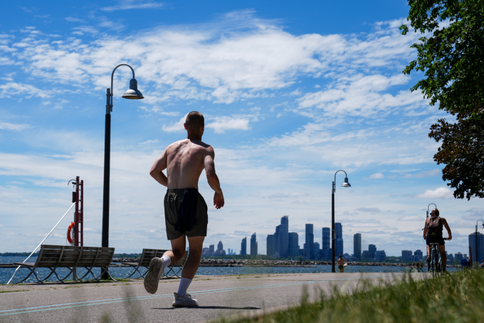 Người dân chạy bộ giữa trời nắng ở Toronto, Ontario, Canada, ngày 7/7. Ảnh: AFP