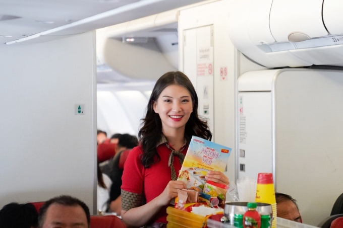 Nhân viên Vietjet phục vụ trên tàu bay. Ảnh: Tài Nguyễn
