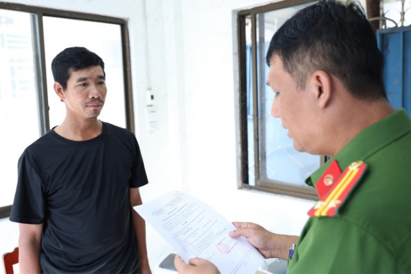 Cướp xe sau hành hương: Tài xế bị tấn công