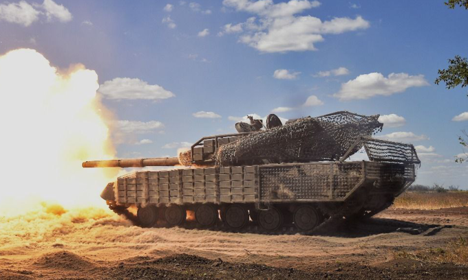 Xe tăng Ukraine khai hỏa trong bức ảnh đăng ngày 14/8. Ảnh: Bộ tổng tham mưu quân đội Ukraine
