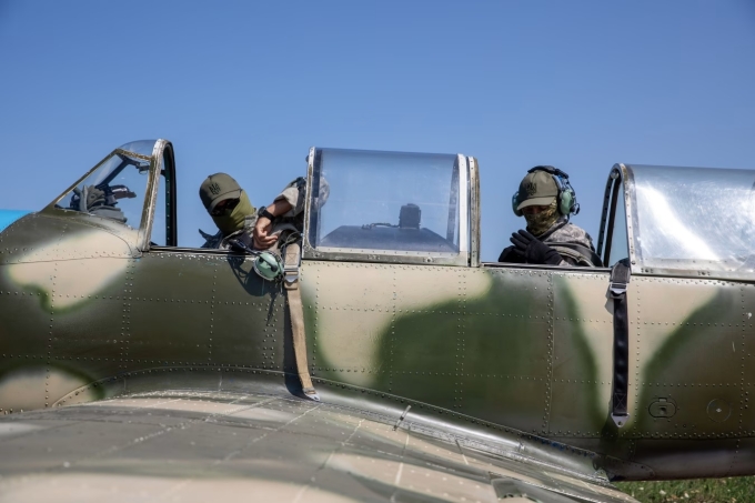 Hai lính Ukraine trên chiếc Yak-52. Ảnh: WSJ
