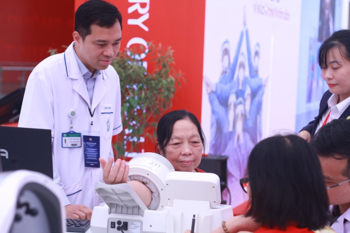 Người dân tham gia khám chữa bệnh tại triển lãm. Ảnh: Phan Dương