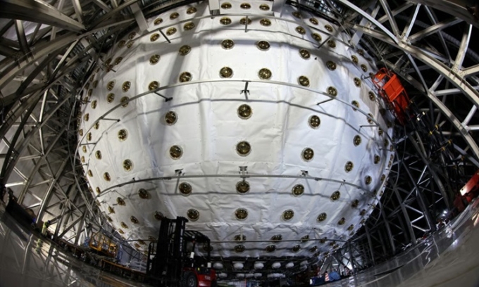 Máy dò ở trung tâm của Đài quan sát neutrino dưới lòng đất Giang Môn (JUNO). Ảnh: Xinhua