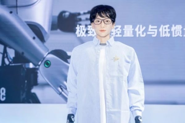 Robot hình người đầu tiên đạt học vị Tiến sĩ: Bước đột phá mới