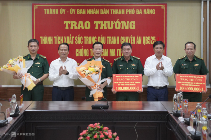 Chủ tịch UBND TP Đà Nẵng Lương Nguyễn Minh Triết (thứ hai bên phải) và Phó bí thư thường trực Thành ủy Đà Nẵng Nguyễn Đình Vĩnh (thứ hai bên trái) trao thưởng cho lực lượng biên phòng phá án. Ảnh: Nguyễn Đông