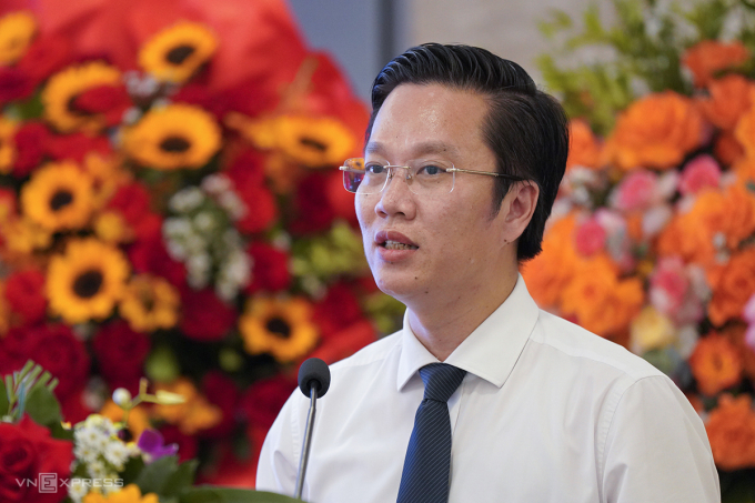 Ông Hà Minh Hiệp, Chánh Văn phòng Bộ Khoa học và Công nghệ, giới thiệu về các biểu tượng của logo mới. Ảnh: Nguyễn Đông