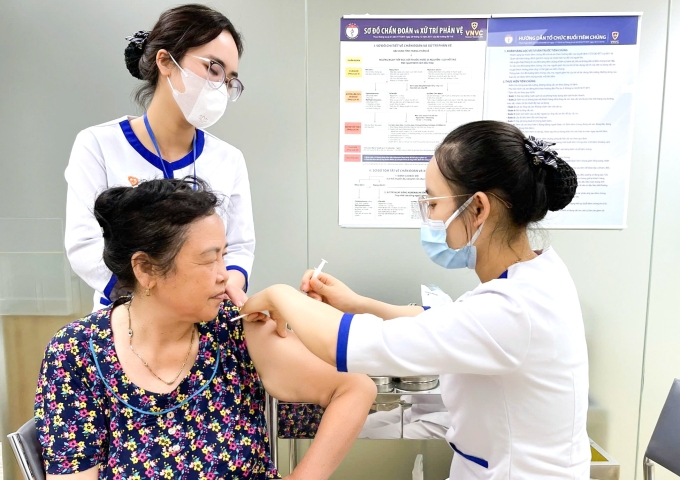 Người lớn tuổi tiêm vaccine phòng ngừa mắc zona thần kinh tại Hệ thống Tiêm chủng VNVC. Ảnh: Mộc Thảo